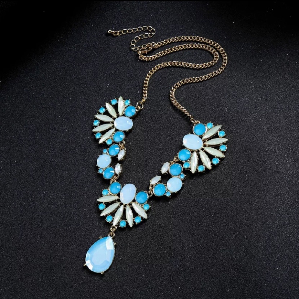 Very nice light blue and green necklace.